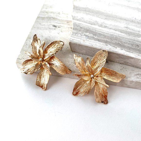 New ~ Anthropologie Pearl Flower Earrings - Picture 5 of 10